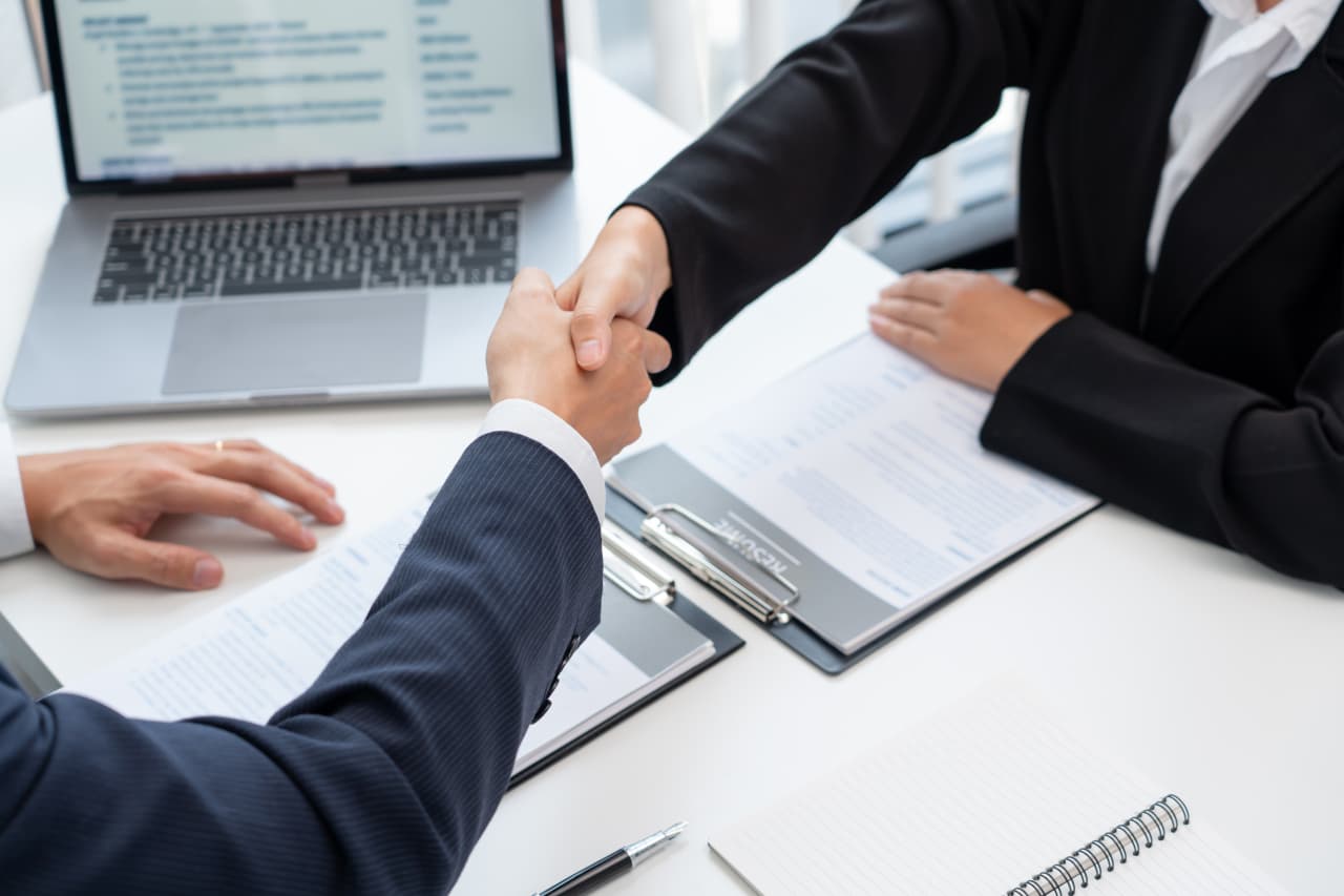 ビジネスマンが握手をしている様子